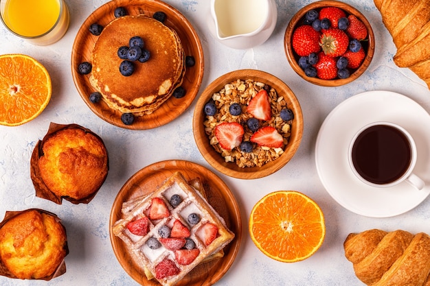 Deliziosa colazione su un tavolo luminoso