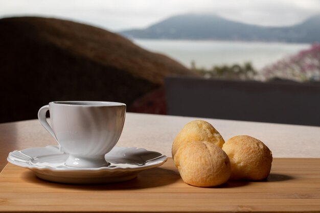 deliziosa colazione, tazza su un tavolo