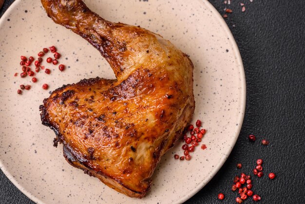 Deliziosa coscia o quarto di pollo alla griglia con sale e spezie