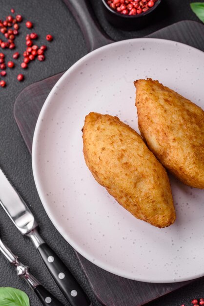 Deliziosa cotoletta di patate al forno ripiena di pollo e verdure spezie e sale