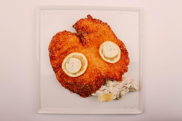 Deliziosa cotoletta servita con patatine fritte