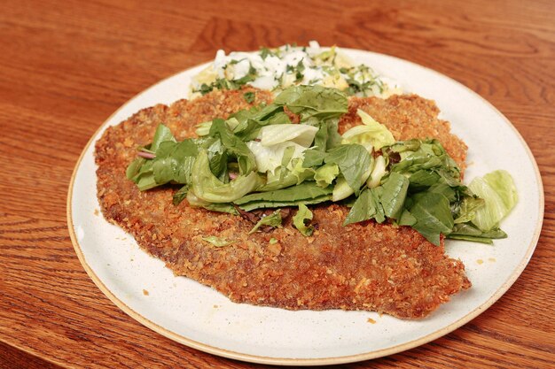 Deliziosa cotoletta servita con patatine fritte