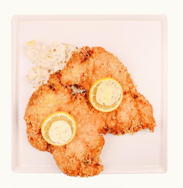 Deliziosa cotoletta servita con patatine fritte