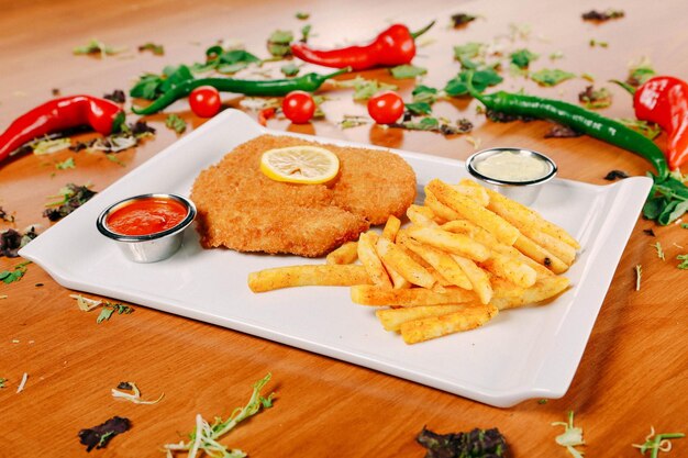 Deliziosa cotoletta servita con patatine fritte