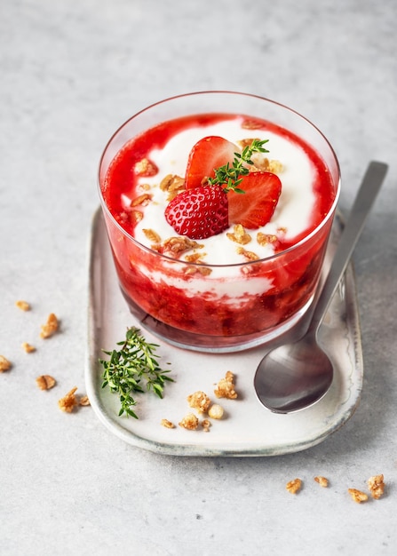 Deliziosa crema di fragole fatta in casa e dessert a strati decorato con frutti di bosco freschi