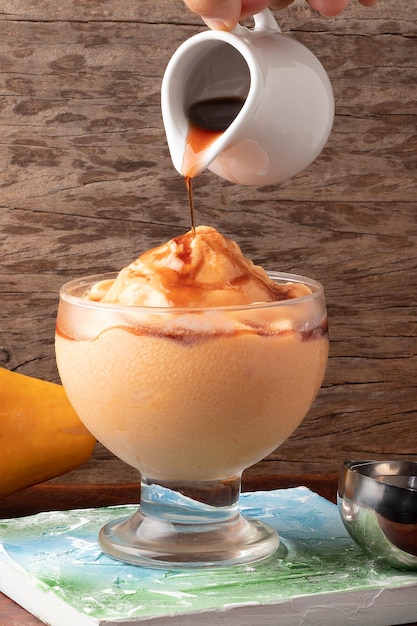 Deliziosa crema di papaya servita con liquore al cassis