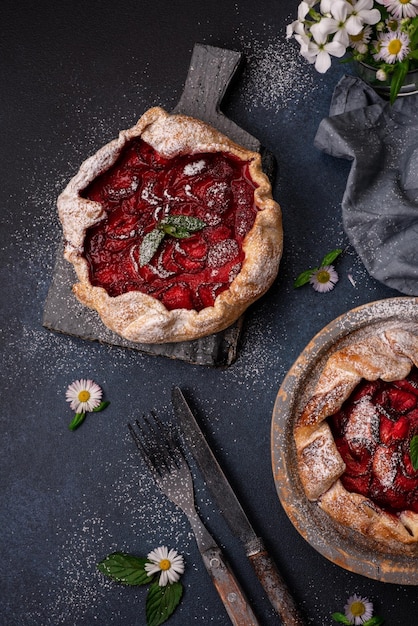 Deliziosa crostata di fragole fatta in casa in stile rustico dolce fresco