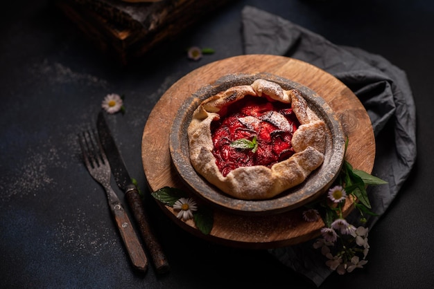 Deliziosa crostata di fragole fatta in casa in stile rustico dolce fresco