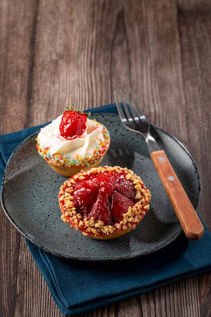 Deliziosa crostata di fragole sul tavolo