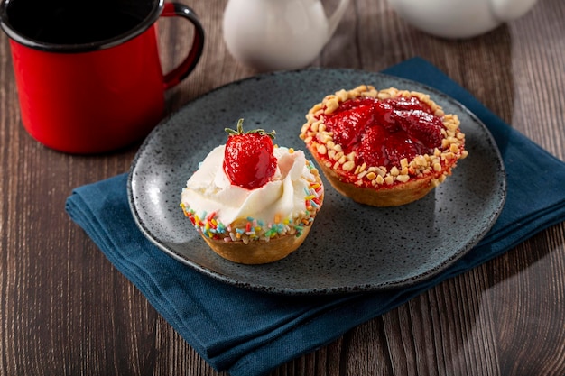 Deliziosa crostata di fragole sul tavolo