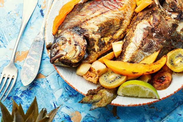 Deliziosa dorada di pesce fritto con frutta e spezie