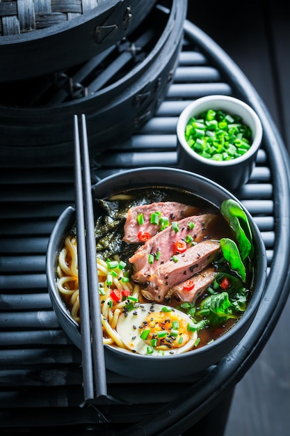 Deliziosa e aromatica zuppa Ramen con spinaci e noodles