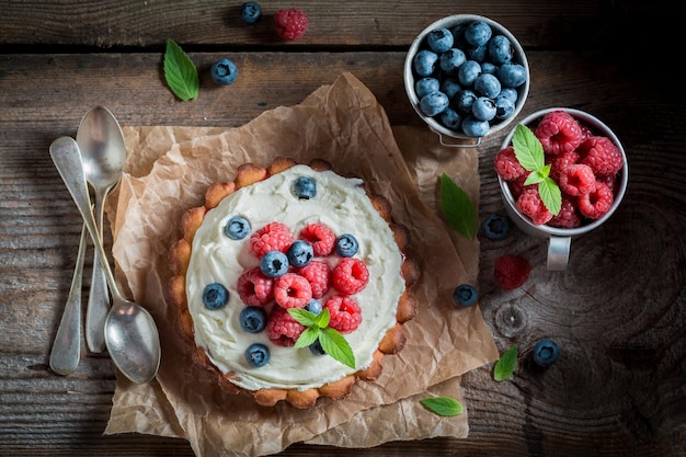 Deliziosa e croccante crostata con mirtilli e lamponi