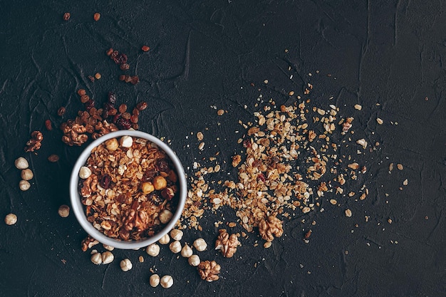 Deliziosa e croccante granola di farina d'avena con noci di miele, frutta secca e cereali