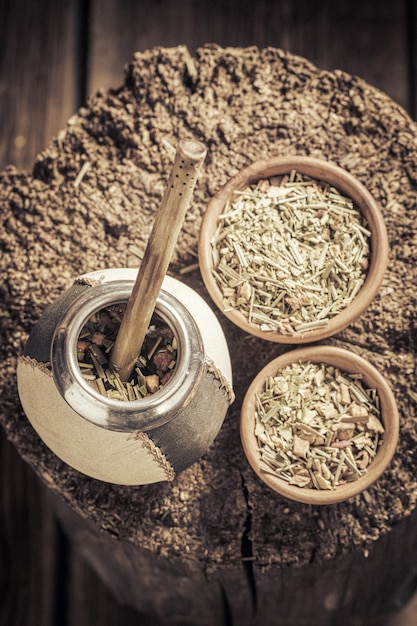 Deliziosa e salutare yerba mate con bombilla e zucca