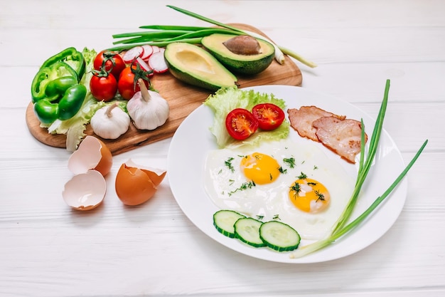 Deliziosa e sana colazione a base di uova fritte e insalata di verdure