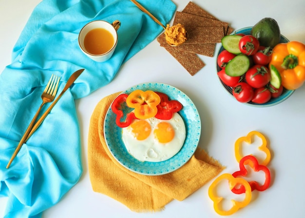 Deliziosa e sana colazione sulla tavola di uova e verdure Flatlay luminoso e colorato