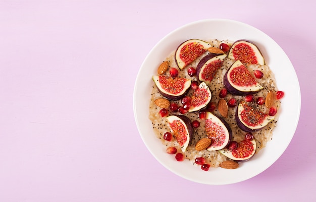 Deliziosa e sana farina d&#39;avena con semi di fichi, mandorle e chia.