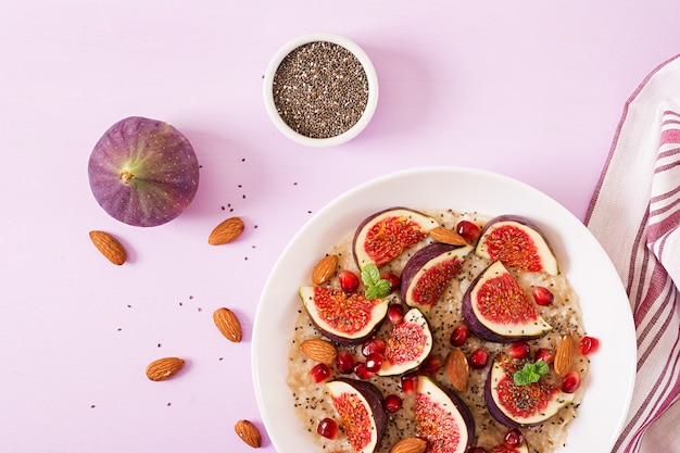 Deliziosa e sana farina d&#39;avena con semi di fichi, mandorle e chia.