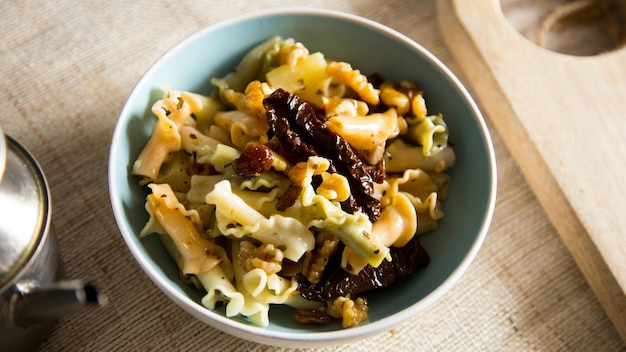 Deliziosa e sana insalata di pasta e pomodori secchi