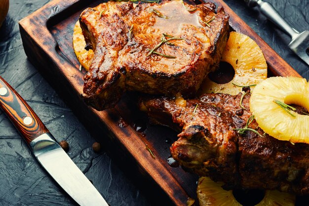 Deliziosa entrecote di manzo alla griglia con ananas sul tagliere