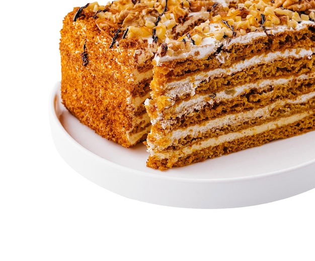Deliziosa fetta di torta di miele stratificata con noci