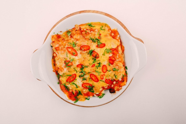 Deliziosa frittata di uova con formaggio e pomodori