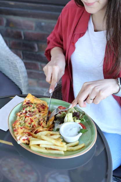 Deliziosa frittata e piatto per la colazione sul tavolo.