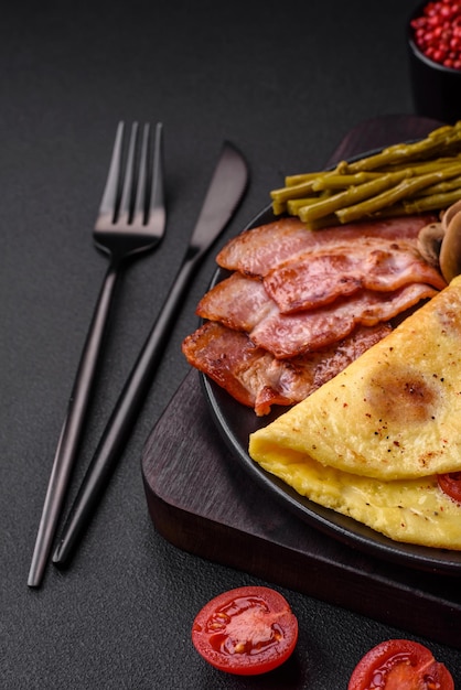 Deliziosa frittata fresca con pomodorini, pancetta, asparagi e spezie