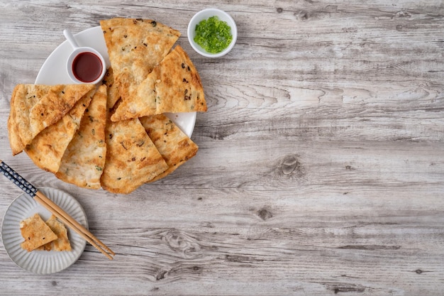 Deliziosa frittella di scalogno taiwanese su sfondo di tavolo in legno