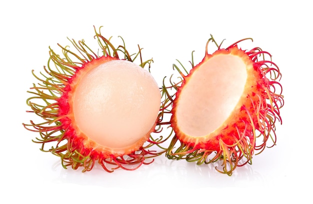 deliziosa frutta dolce rambutan isolato su sfondo bianco