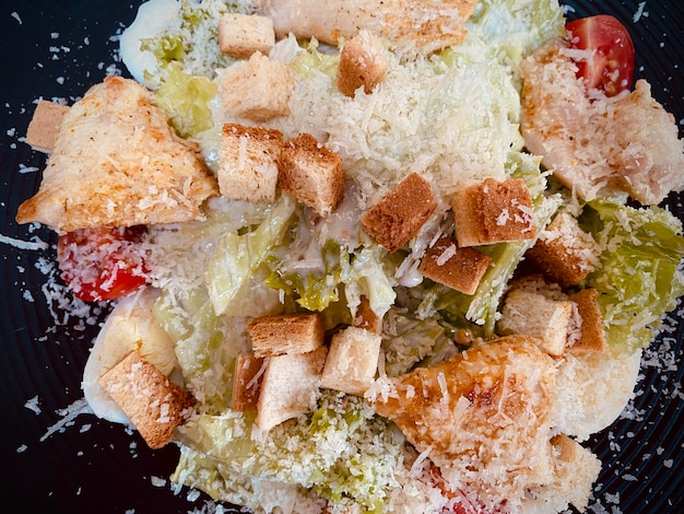 Deliziosa insalata Cesar con pollo da vicino cibo vegano biologico zero rifiuti