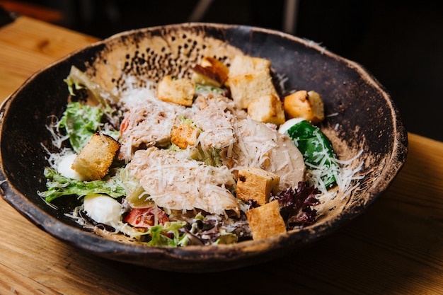 Deliziosa insalata con petto di pollo a fette crostini di parmigiano grattugiato e insalata verde