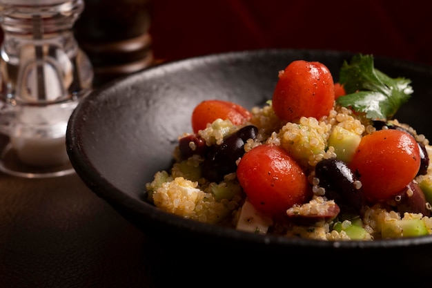 Deliziosa insalata con quinoa e verdure