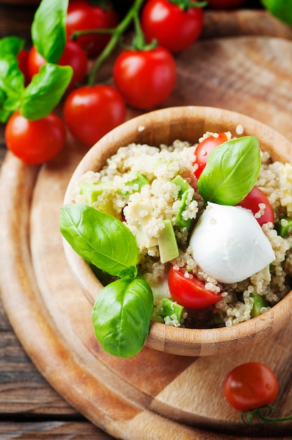 Deliziosa insalata con quinoa, pomodoro e avocado