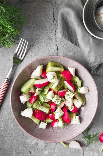 deliziosa insalata con ravanello in una ciotola