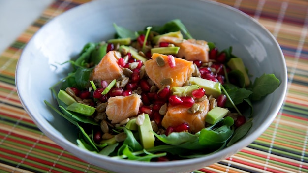 Deliziosa insalata con salmone fresco dell'Alaska