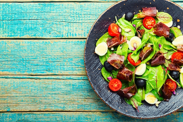 Deliziosa insalata con verdure, erbe e prosciutto