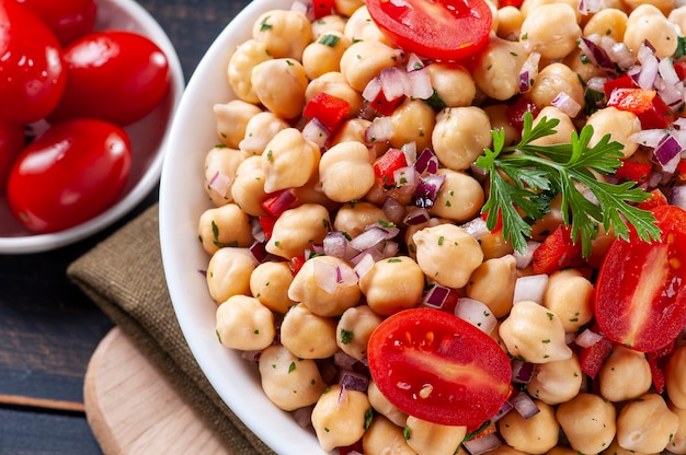 Deliziosa insalata di ceci con pomodori, cipolle, peperoni e prezzemolo