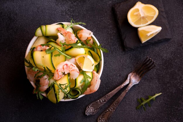 Deliziosa insalata di mare fresco con gamberi e zucchine