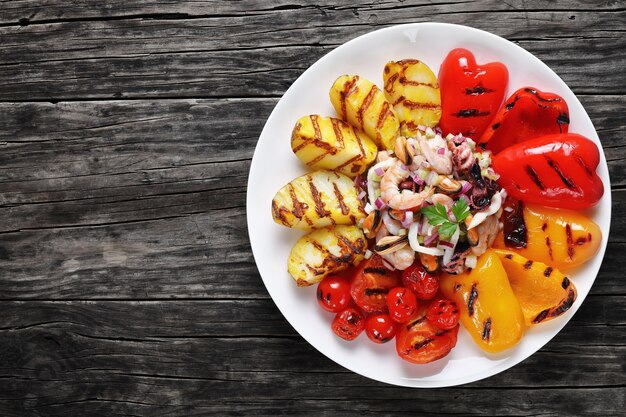 Deliziosa insalata di mare piccante con salsa di succo di limone