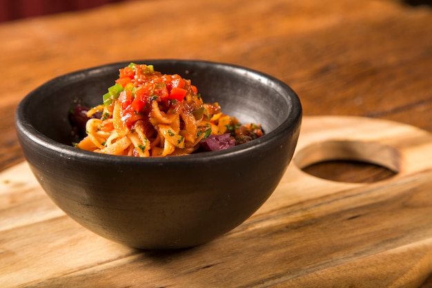 Deliziosa insalata di pasta con salsa di pomodoro e verdure