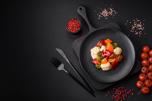 Deliziosa insalata di pomodorini freschi, peperoni, broccoli e cavolfiore