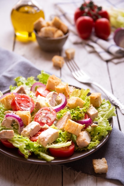 Deliziosa insalata di verdure con lattuga pomodori e pollo