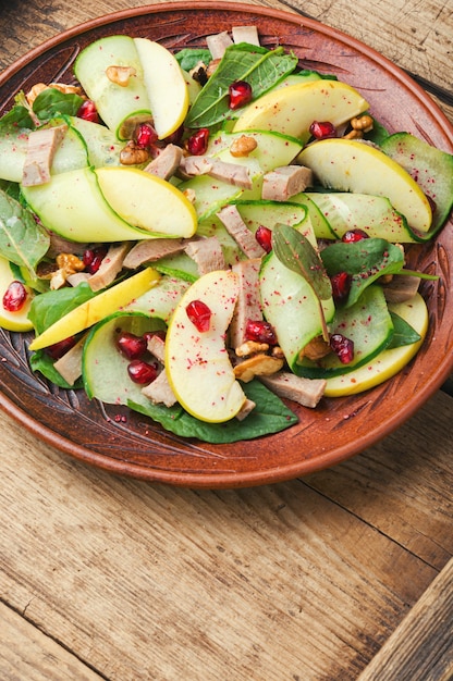 Deliziosa insalata economica di cetriolo, spinaci, mela e lingua di carne.Cibo sano.Insalata primaverile