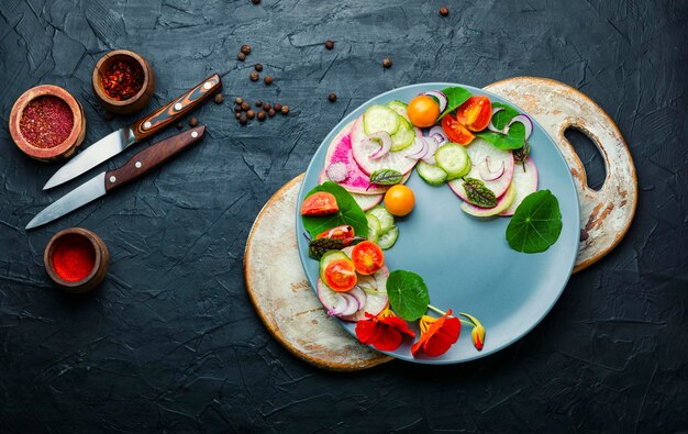 Deliziosa insalata estiva di daikon,ravanello e acetosella