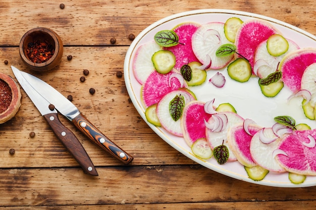 Deliziosa insalata estiva di daikon,ravanello e acetosella