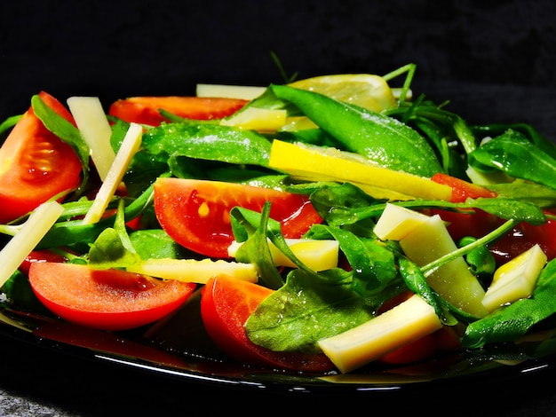 Deliziosa insalata fitness con pomodorini rucola e parmigiano.