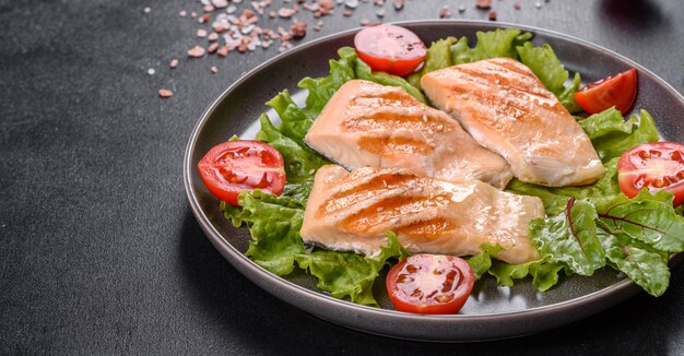 Deliziosa insalata fresca con pesce, pomodori e foglie di lattuga. Cibo salutare