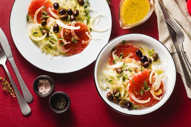 Deliziosa insalata fresca di finocchio e pompelmo